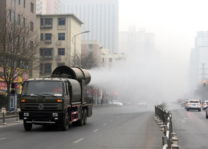 郑州街头现“防霾神器”雾炮车 费用超过80万元