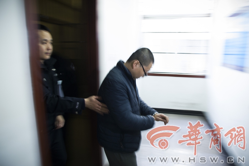150107hc03 文艺路派出所，一名犯罪嫌疑人被民警带走。华商网 胡聪 摄 配 白苗苗 文.jpg