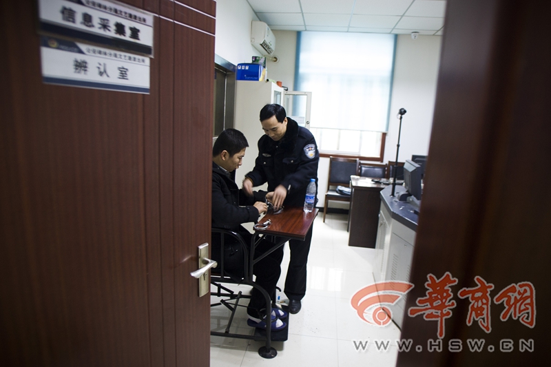 150107hc02 文艺路派出所，一名犯罪嫌疑人接受民警审讯。华商网 胡聪 摄 配 白苗苗 文.jpg
