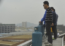 业主带煤气罐楼顶抗议强拆