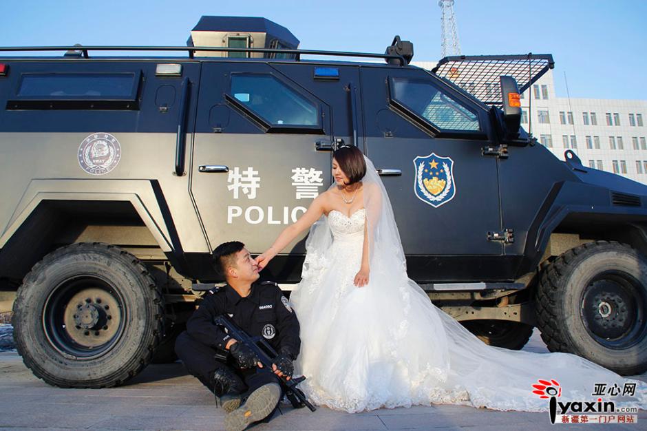 装甲车婚纱照:领导大力支持 手握模具枪摆造型