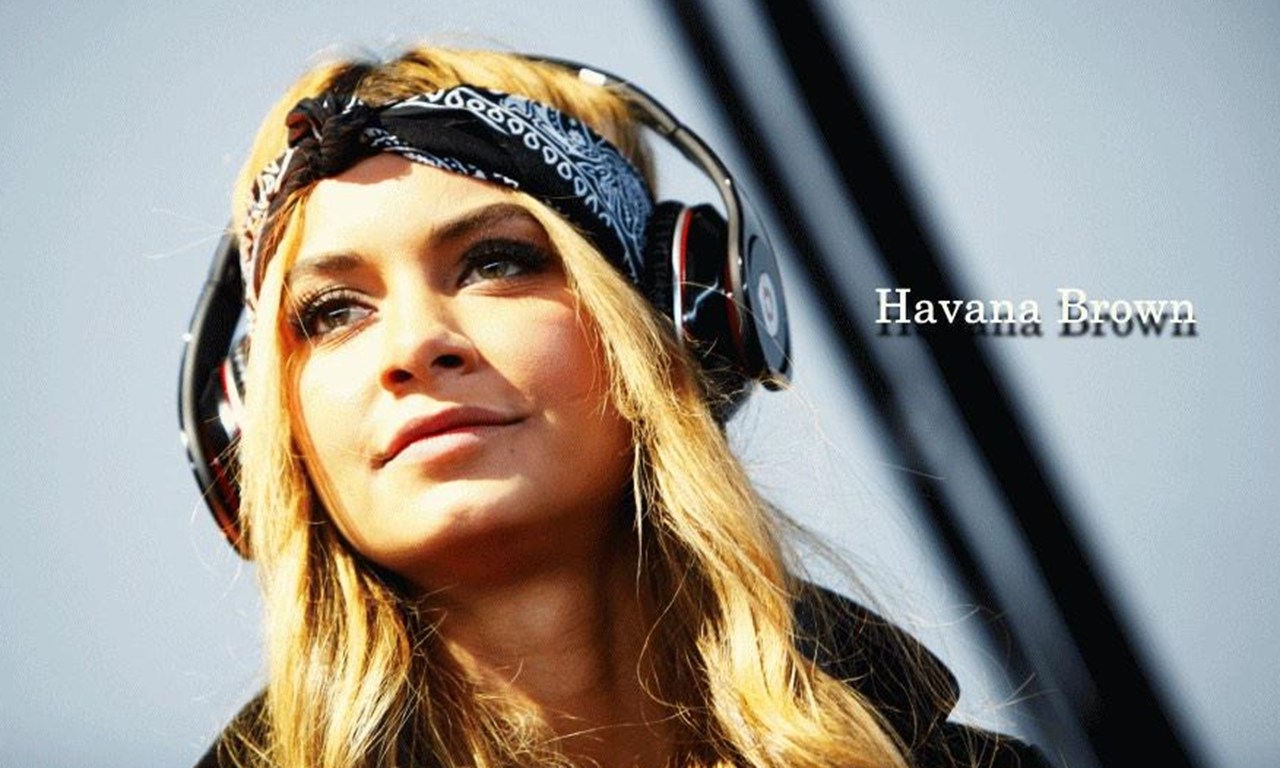 澳洲夏奇拉性感照 亚洲杯开幕式献唱引段暄尖叫