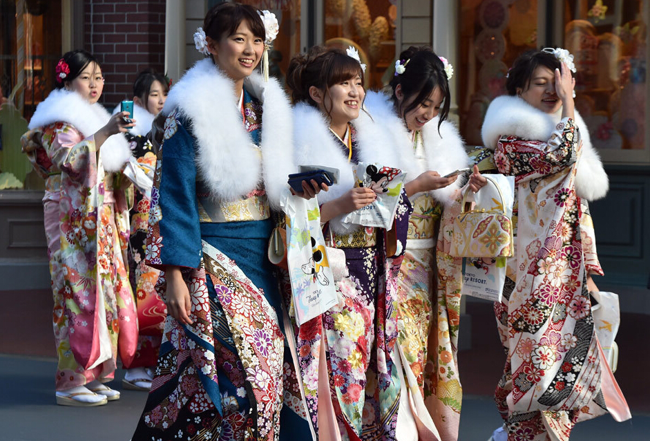 日本少女成人礼现场 20岁可以吸烟和饮酒