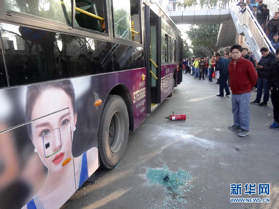 厦门一公交车起火造成数名乘客受伤 嫌疑人已被控制