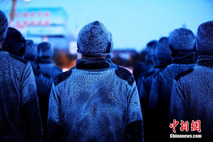 高清：我边防战士零下30度练兵 身披冰铠似兵马俑【14】