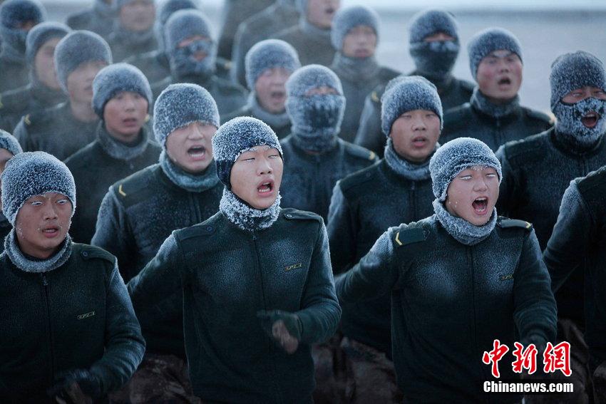 边防战士零下30度练兵 身披冰铠似兵马俑