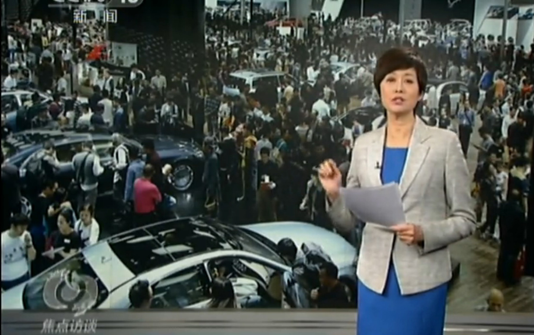 央视批车模着装暴露挑战审丑尺度 车展成“肉展”