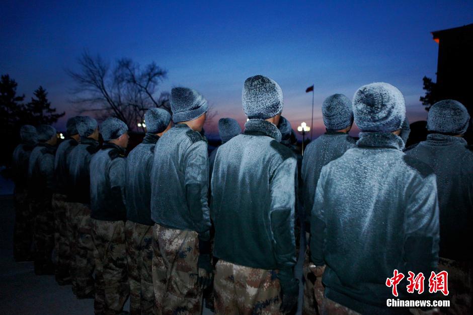 高清：我边防战士零下30度练兵 身披冰铠似兵马俑【10】