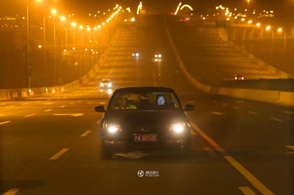 夜幕下的“代驾女”