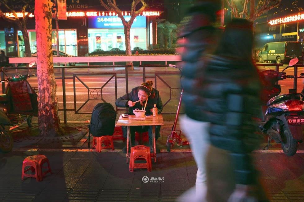 夜幕下的“代驾女”