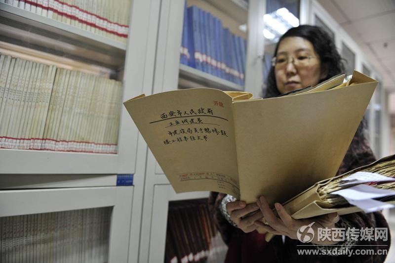 西安市档案馆谢书文主任翻阅了大量档案。记者 刘强 摄