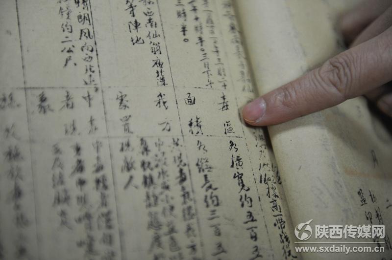 临河县轰炸投放毒气瓦斯弹档案记载。记者 刘强 摄