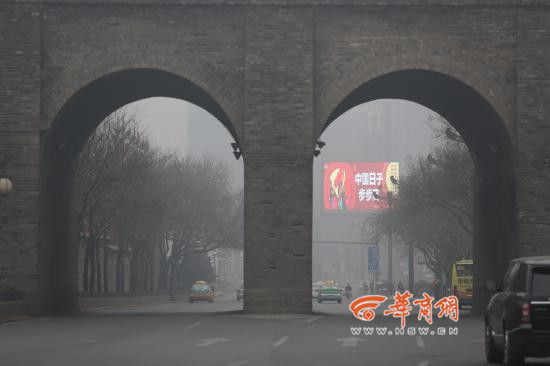 古城又被被雾霾笼罩 大爷们戴口罩晨练
