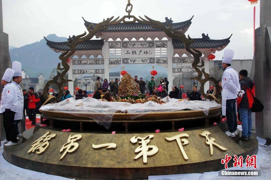 湖北“天下第一吊锅”吸引吃货