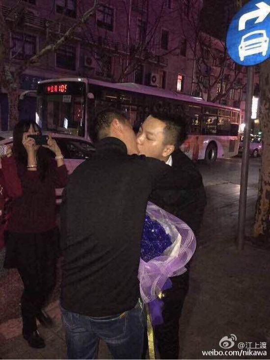 上海街头惊现男男求婚 宝马男求婚成功当街拥吻