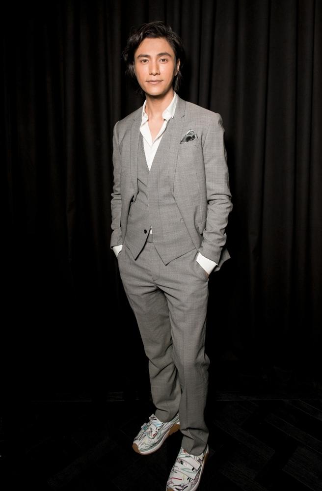 陈坤现身2015巴黎男装周穿灰色西装简洁帅气