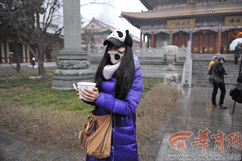 大兴善寺腊八节施粥 萌妹子冒雪抢粥图个吉祥