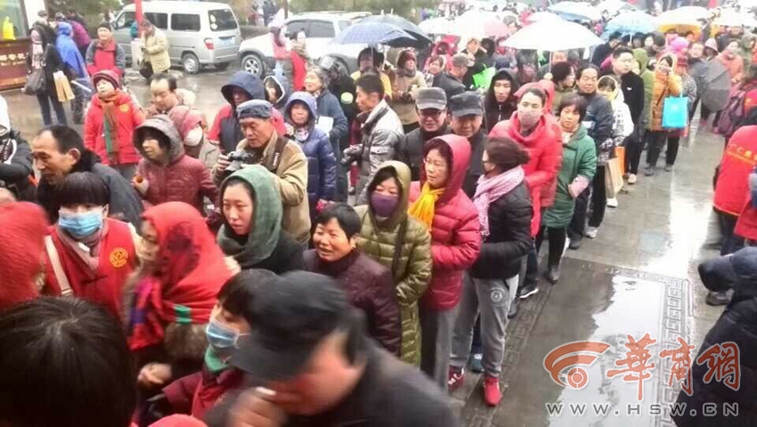 西安降雪不敌腊八粥诱惑大 市民广仁寺排长队领粥