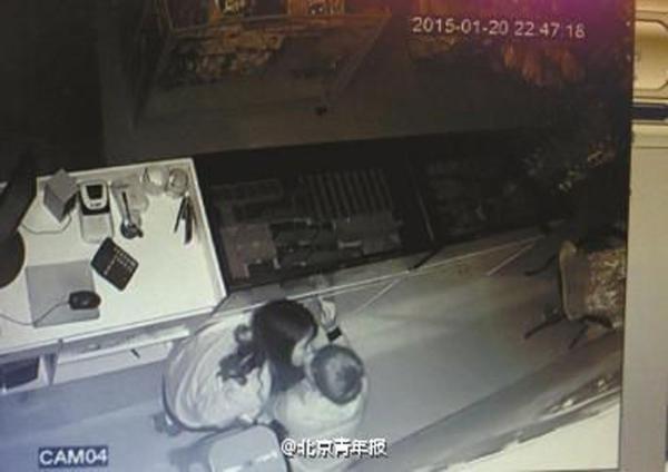 情侣小偷热吻被监控拍下 几次试图离开都被路人吓回