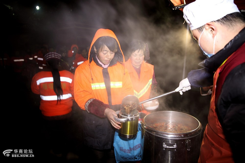 西安大兴善寺腊八施粥 网友天不亮赶拍第一碗粥