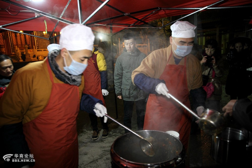 西安大兴善寺腊八施粥 网友天不亮赶拍第一碗粥
