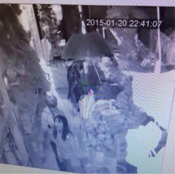 情侣小偷盗窃得手后激情热吻被监控拍下(多图)