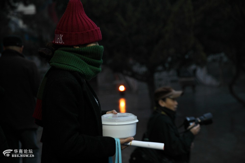 西安大兴善寺腊八施粥 网友天不亮赶拍第一碗粥
