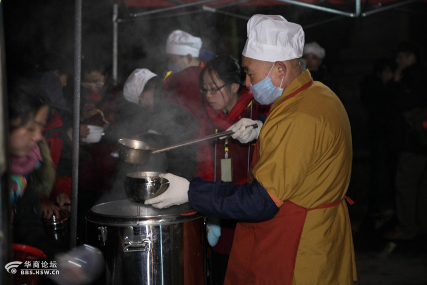 西安大兴善寺腊八施粥 网友天不亮赶拍第一碗粥