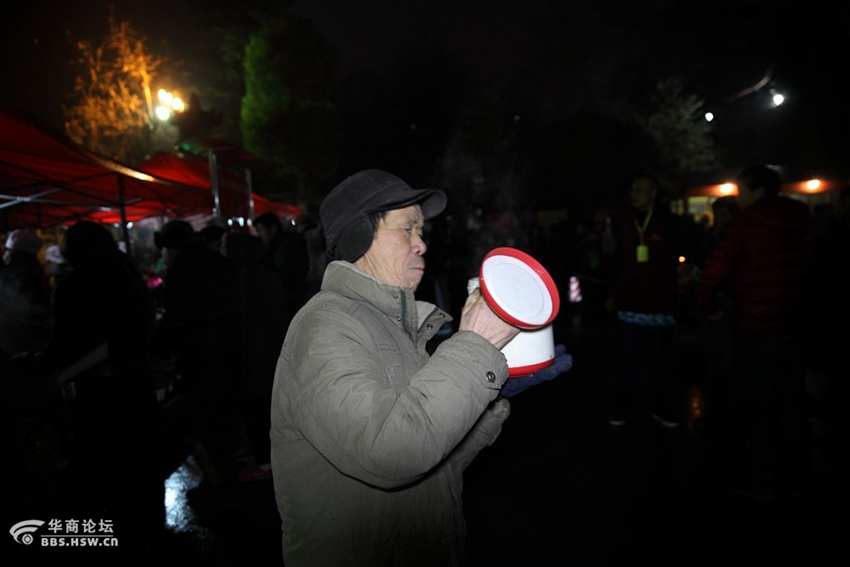 西安大兴善寺腊八施粥 网友天不亮赶拍第一碗粥