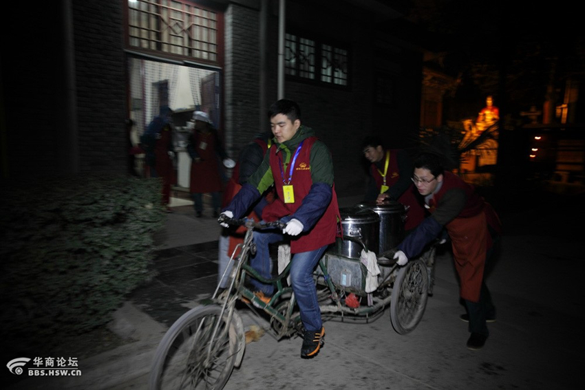 西安大兴善寺腊八施粥 网友天不亮赶拍第一碗粥