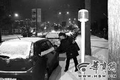为防车辆被砸 富力城小区业主自费设“安全岛”