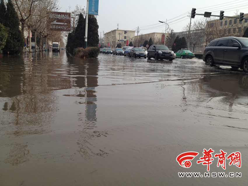 咸阳朝阳五路污水外漏积成“河”