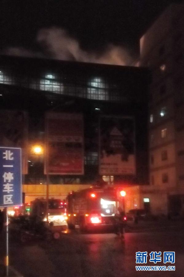 北京百荣着火 消防队员从两个方向对攻