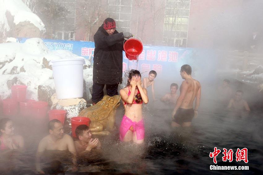 吉林寒冬上演另类冰桶挑战 慈善资金将捐献（图）