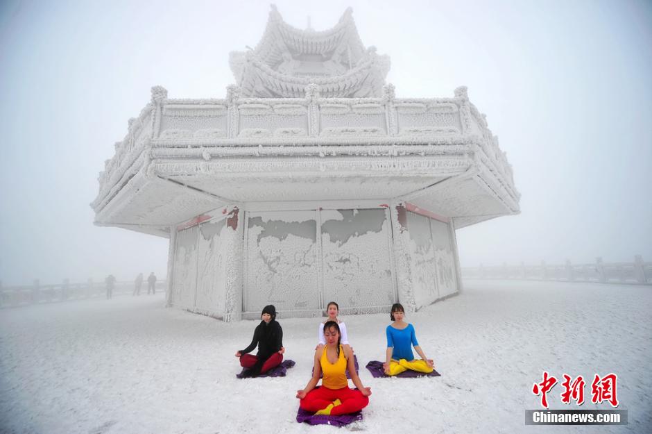 湖南张家界瑜伽美女冰天雪地秀“柔功”