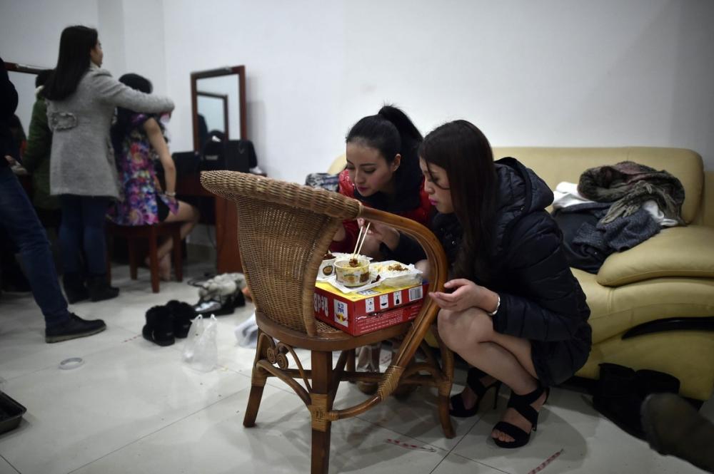 组图：搏击场举牌女郎的场下生活 旺季一个月能挣1万元