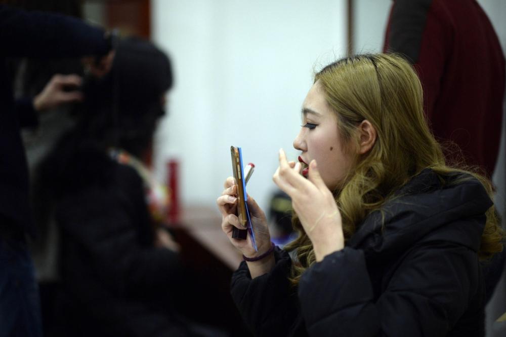 组图：搏击场举牌女郎的场下生活 旺季一个月能挣1万元