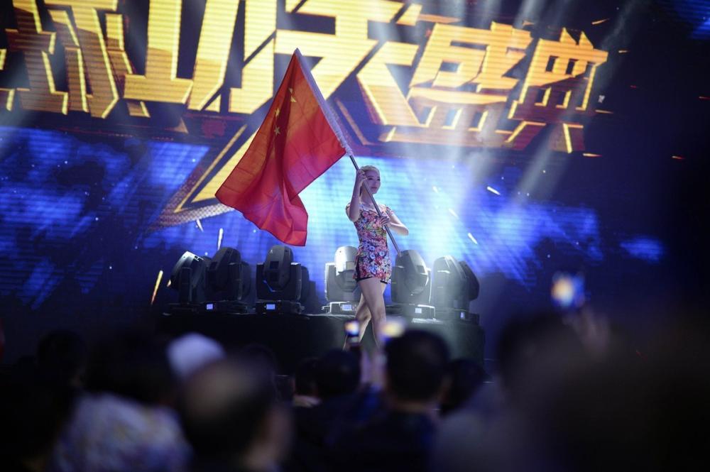 搏击场举牌女郎身材窈窕 收入和白领差不多