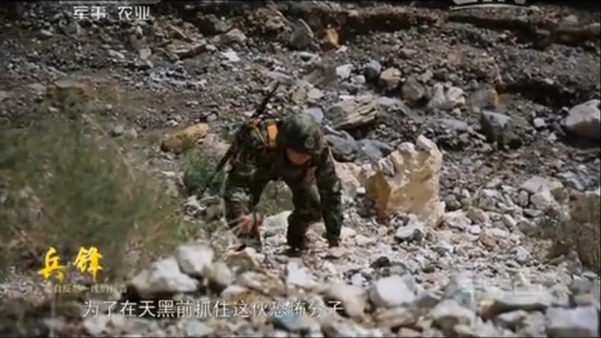 为了在天黑前抓住这伙恐怖分子，吴刚和战友顺着陡峭的崖壁艰难地向上攀爬。