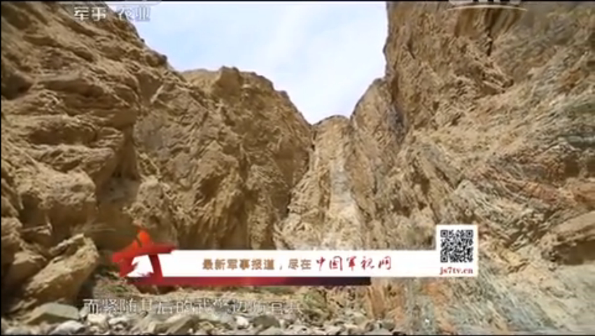 峡谷周围的崖壁几乎没有可供攀爬的角度，想要占领制高点，战士们只能徒手攀爬山岩，而攀爬这样的崖壁稍有不慎，就可能跌落。