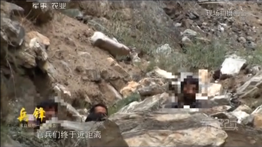 官兵们终于近距离看清了几名恐怖分子的样子，当时恐怖分子手持斧头，并疯狂地扔石块攻击崖壁上的武警官兵。
