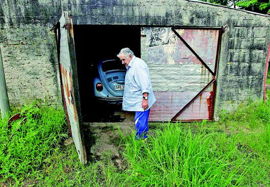 世界上最穷的总统太穷了 养条狗还是三条腿