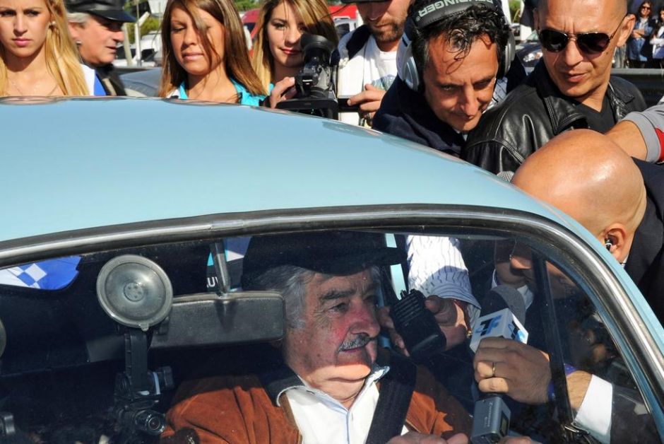 世界上最穷的总统太穷了 养条狗还是三条腿