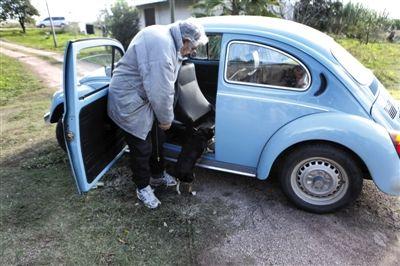 世界上最穷的总统太穷了 养条狗还是三条腿