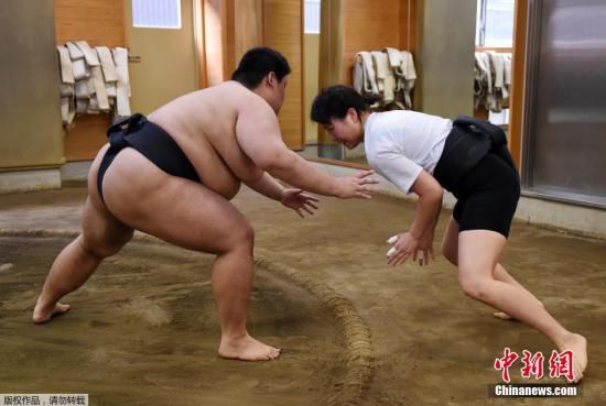 日本女相扑手：无需个头高大 不用裸身上阵(图)