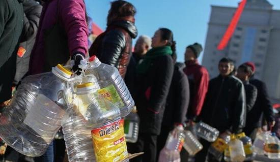 镇江万人排队打酱油 最多者打了700斤(图)
