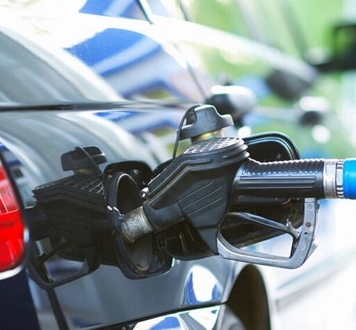 油价十三连跌后迎新年首涨 郑州加油站缺油被疑等涨价/图