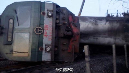辽宁超载大货车撞翻11节火车 致锦承铁路中断(图)