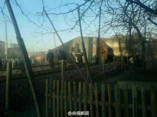 辽宁超载大货车撞翻11节火车 致锦承铁路中断(图)