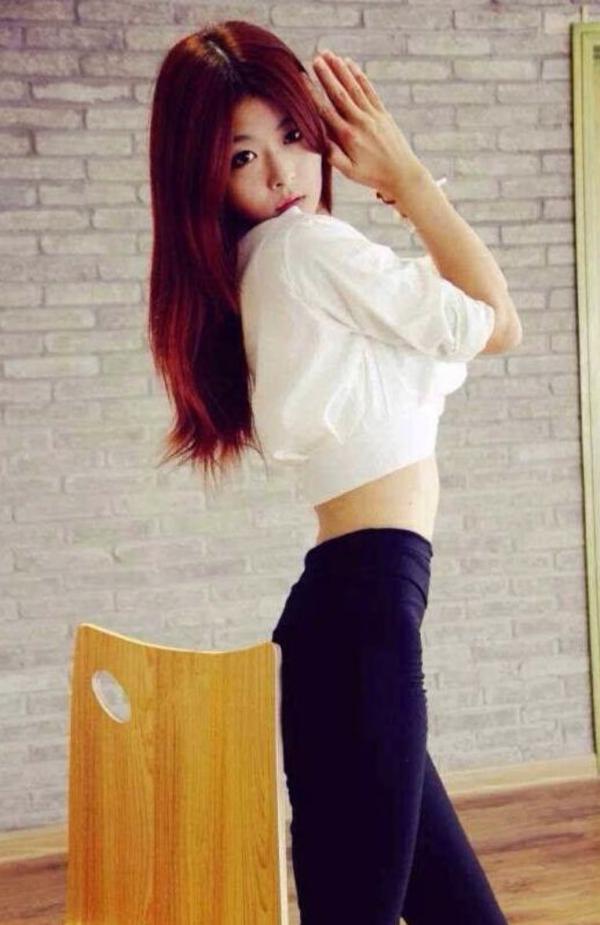 这是一个自立自强的女生。她的家境并不差，父亲是生意人，母亲是教师，家里供得起她读书。然而从大一开始，她就到市里一家画室做起兼职教师，每个周末都去代课，有空时还散发传单。